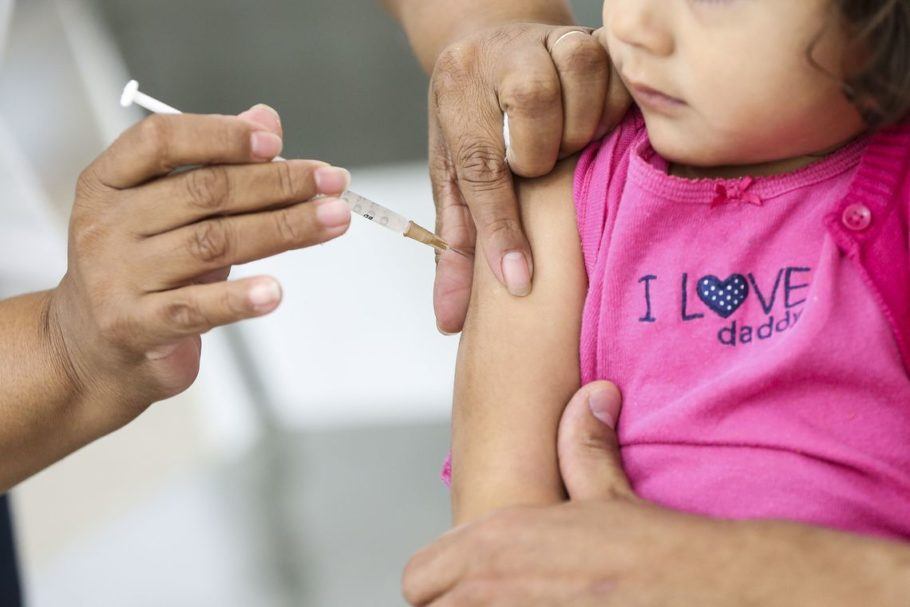 Campanha nacional de vacinação contra o sarampo foca em crianças e jovens adultos