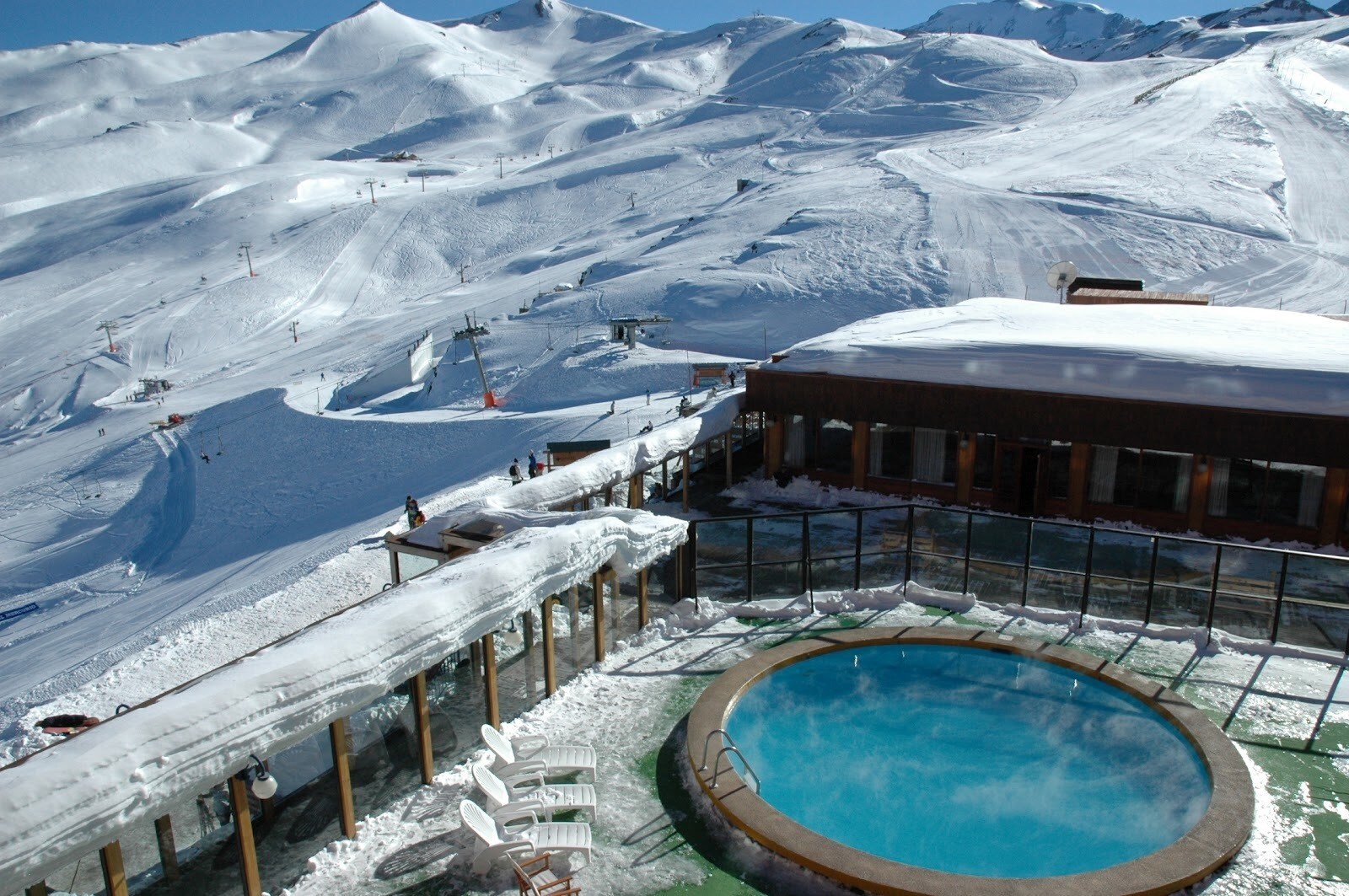 Vista da piscina aquecida do complexo Valle Nevado