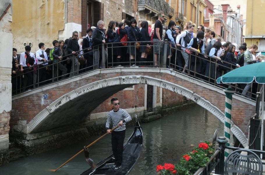 Turistas se aglomeram em ponte de Veneza, na Itália