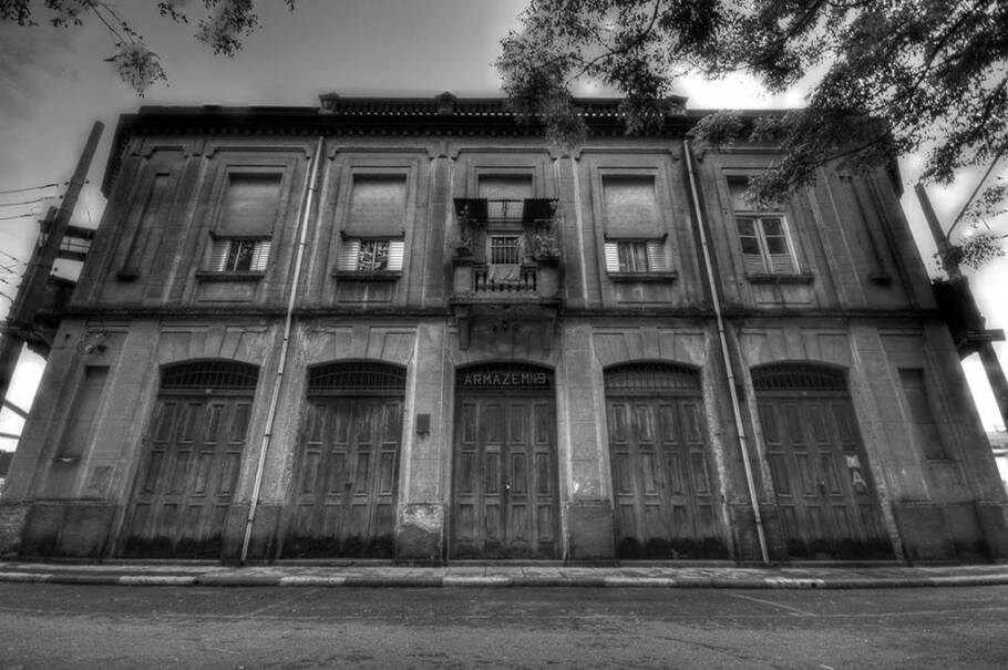 Fachada do Armazém 19, sede do Grupo XIX de Teatro