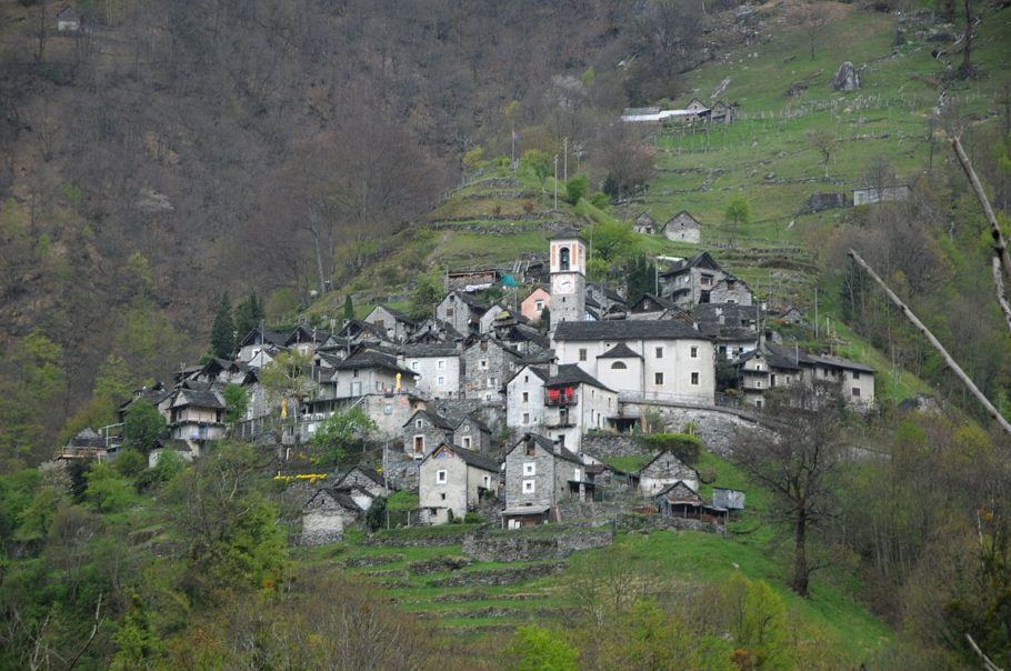Vista do vilarejo de Corippo, nos Alpes suíços, vai virar um hotel