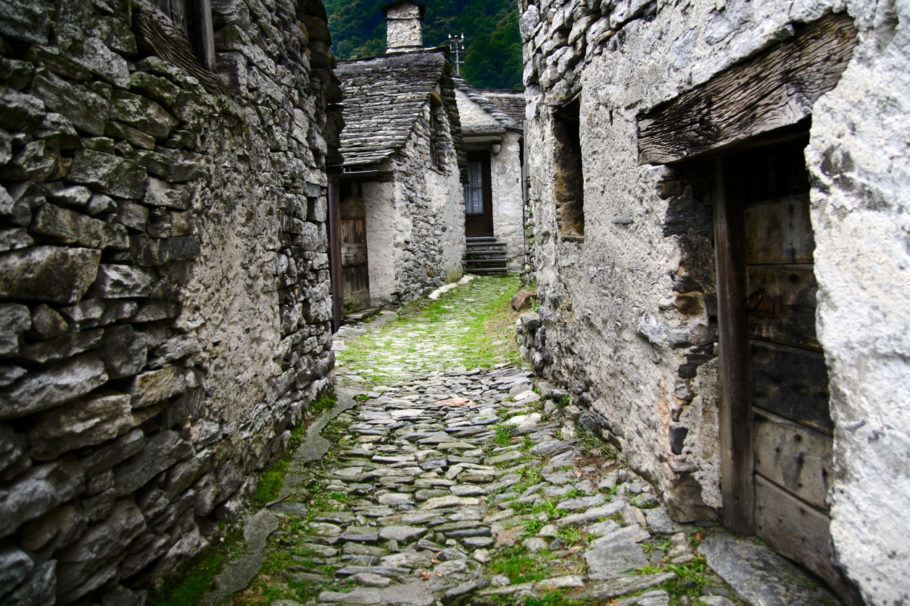 O pequeno vilarejo de Corippo existe há mais de 600 anos e suas casas são todas de pedra