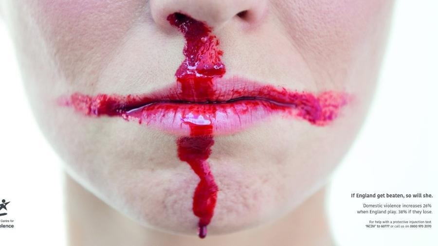 Violência doméstica: bandeira da Inglaterra é recriada com sangue no rosto de mulher