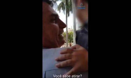 Bolsonaro questiona criança se ele “sabe atirar”