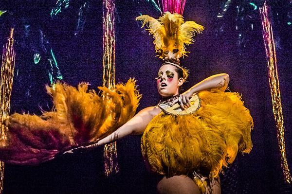A Marquesa Amapola apresenta toda a sensualidade burlesca