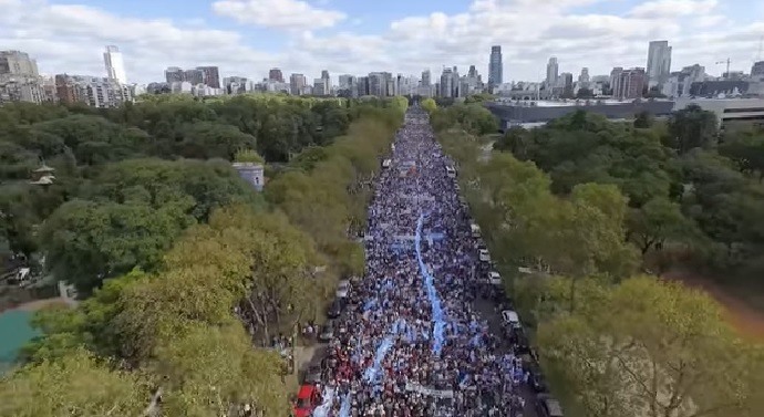 Liderados pela igreja católica, milhares de argentinos saíram às ruas da capital Buenos Aires nas últimas semanas