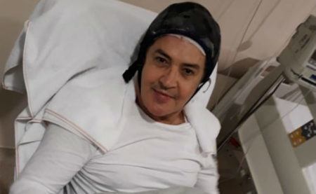 Beto Barbosa publicou uma foto em que aparece com uma touca na cabeça em tratamento de câncer
