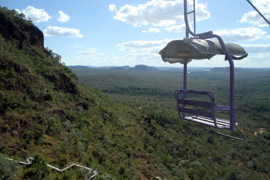 O acesso até o ponto mais alto do Santuário Ecológico de Pedra Caída pode ser por trilha (abaixo, à direita) ou por um teleférico