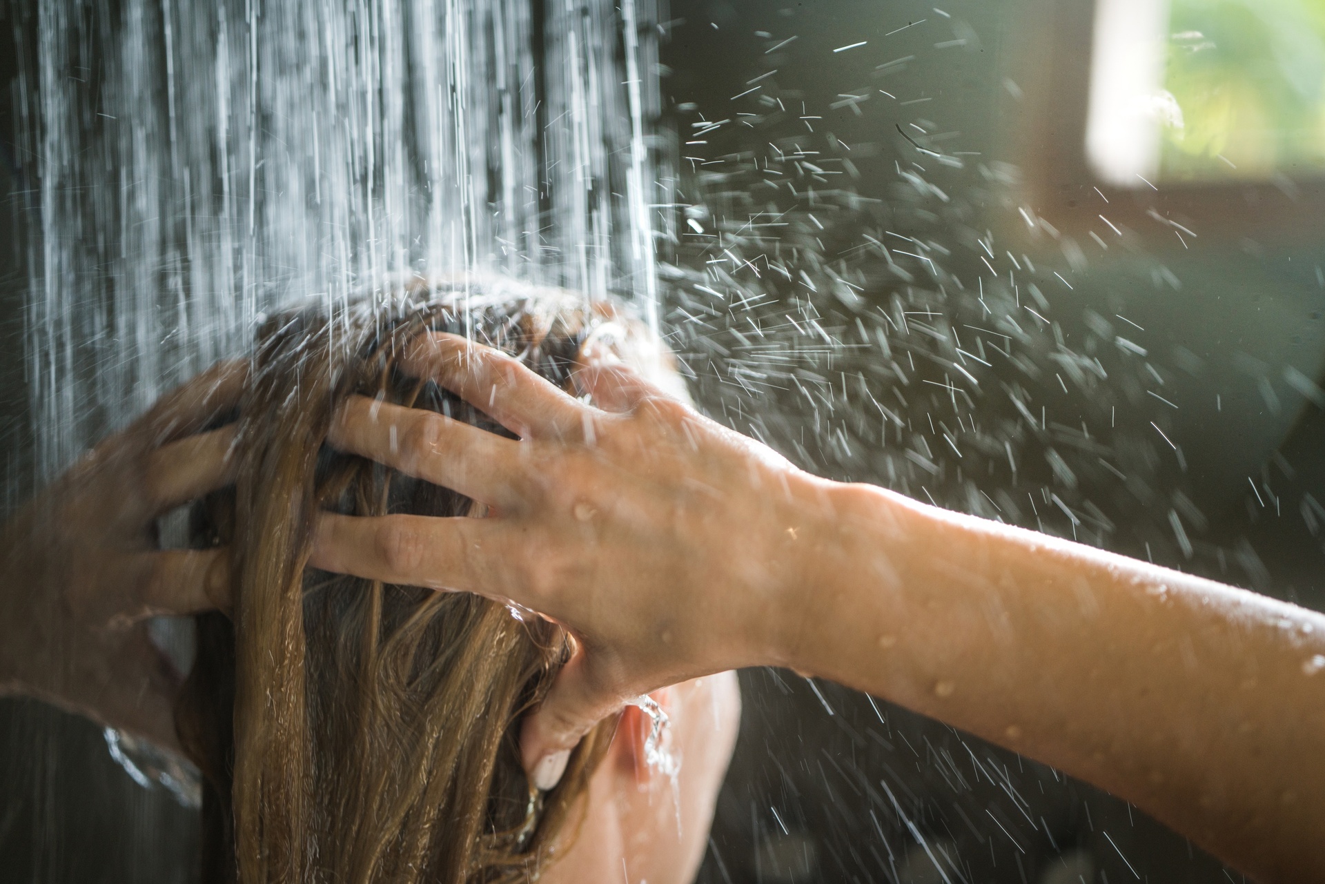 Na hora de lavar o cabelo, evite água quente, movimentos agressivos ao couro cabeludo e produtos muito hidratantes na raiz do cabelo