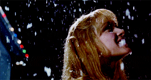 Cena do filme "Edward Mãos de Tesoura" na qual a personagem Kim Boggs aprecia a neve cainda