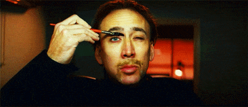 Nicolas Cage passando delineador