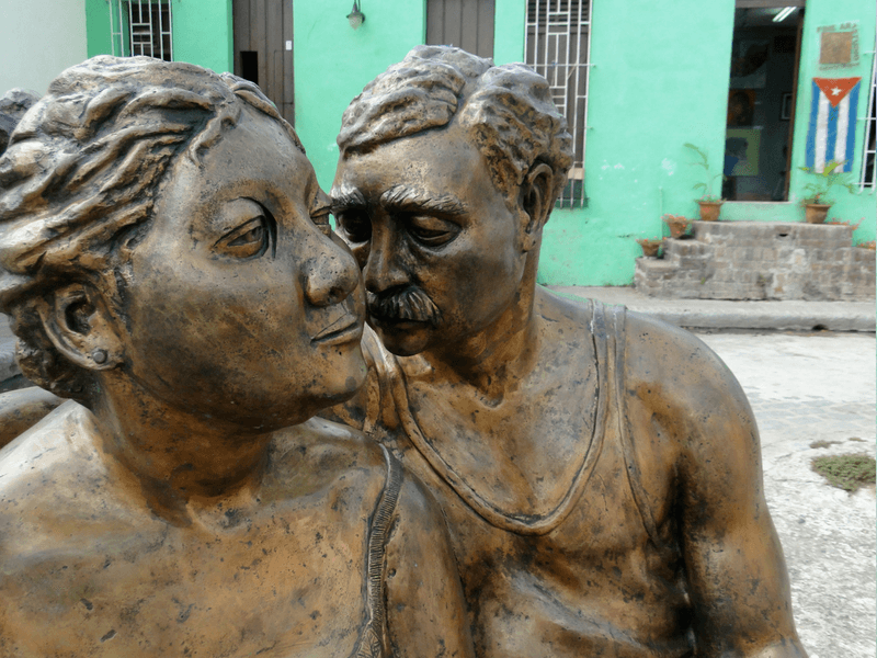 Em Camaguey, estátuas marcam a praça principal
