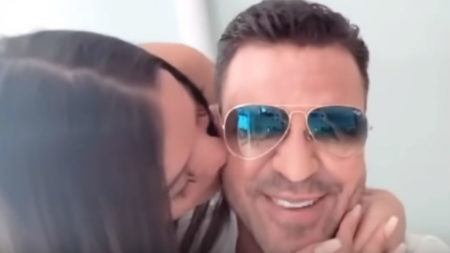 Eduardo Costa recebeu beijos da namorada, Victória Villari, após ser criticado por xinga-la