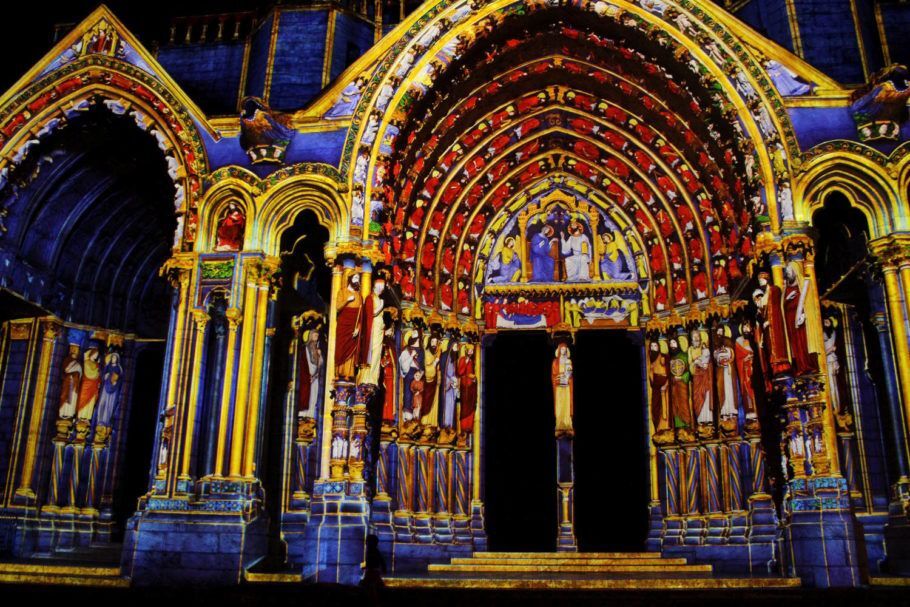 Vídeo mapping na entrada norte da igreja de Notre-Dame de Chartres, na França
