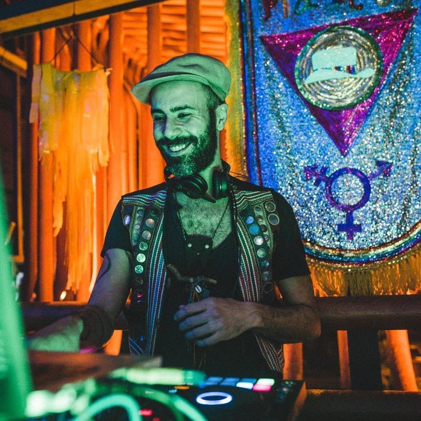 DJ Rodrigo Bento comanda o som durante o Carnaval