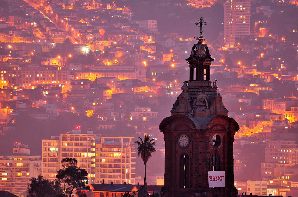 A linda Igreja de São Francisco com a cidade de Valparaíso ao fundo