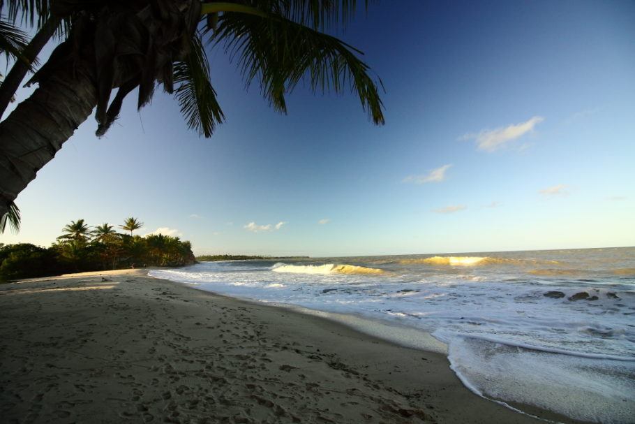 Barra do Cahy, em Prado, no sul da Bahia, é considerada a 1ª praia do Brasil