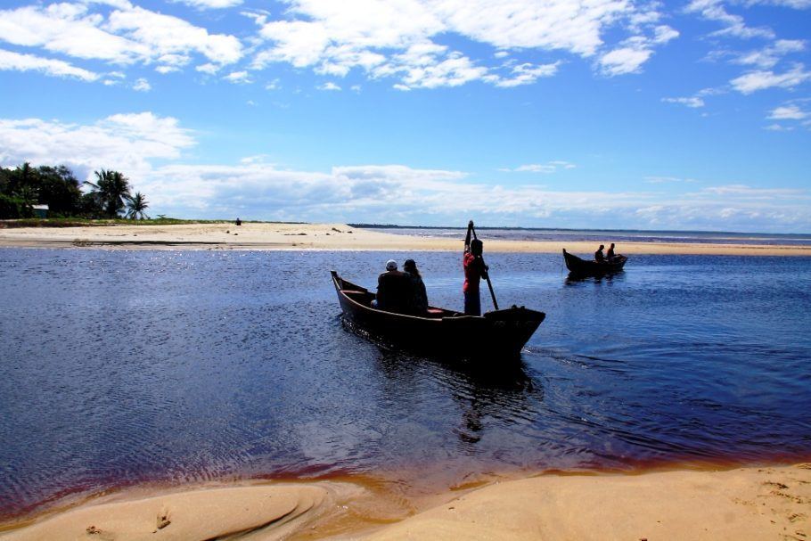Índios fazem a travessia de turistas na praia do Corumbau