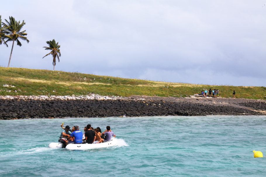 Turistas desembarcando na Ilha