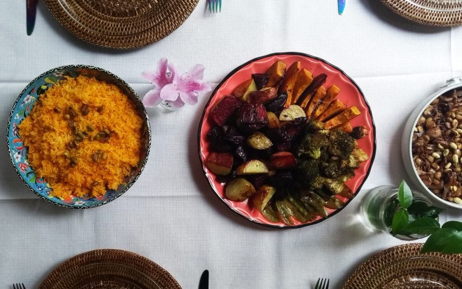 Arroz laranja e legumes assados