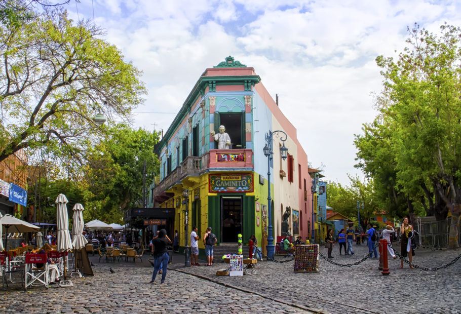 Turista caminham por El Camanito, no tradicional bairro de La Boca, em Buenos Aires