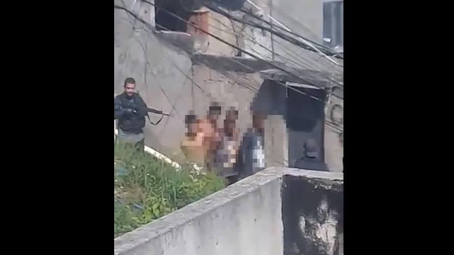 Moradores gravaram o momento em que os jovens descem do morro acompanhados por policiais