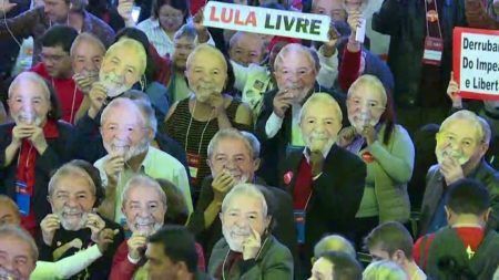 Eleitores a favor do Lula usam máscara com rosto do ex-presidente em reunião