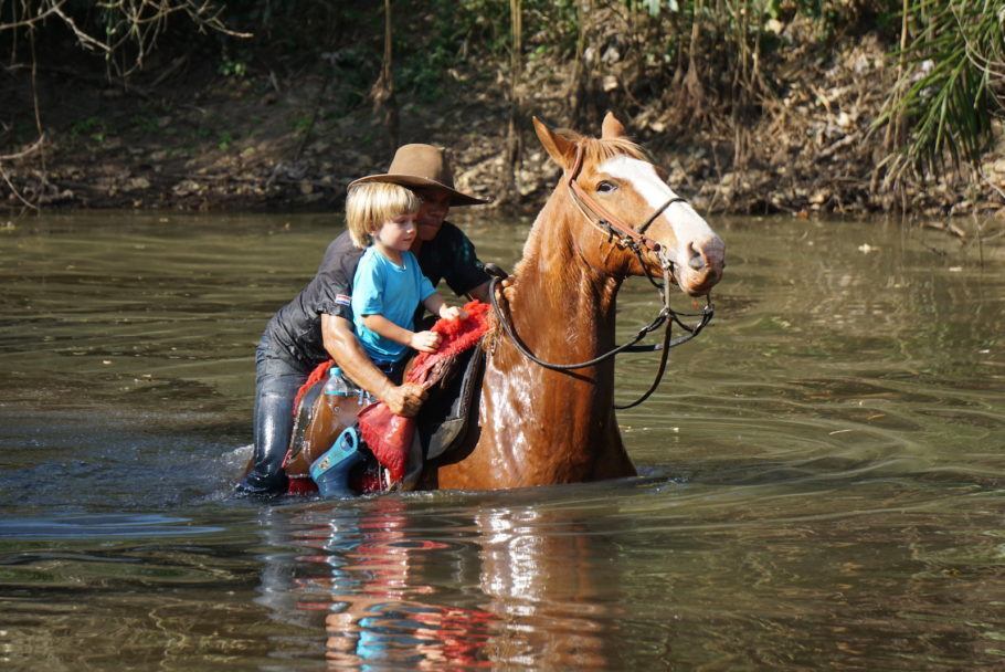 Na Fazenda Hi-Fish saímos para uma cavalgada com os meninos e o Coquinho, boiadeiro experiente