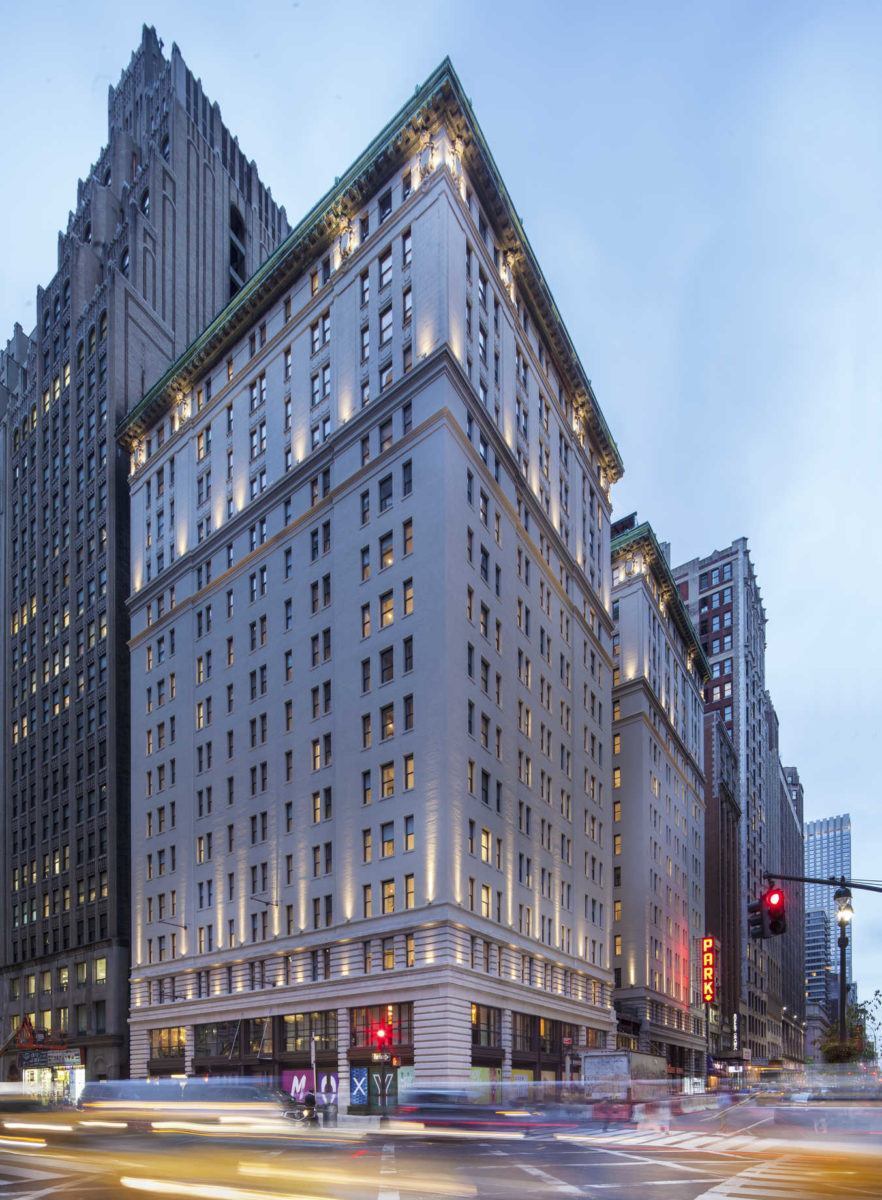 Fachada do Moxy NYC Times Square, que ocupa o prédio que funcionou o New Mills Hotel, inaugurando em 1907