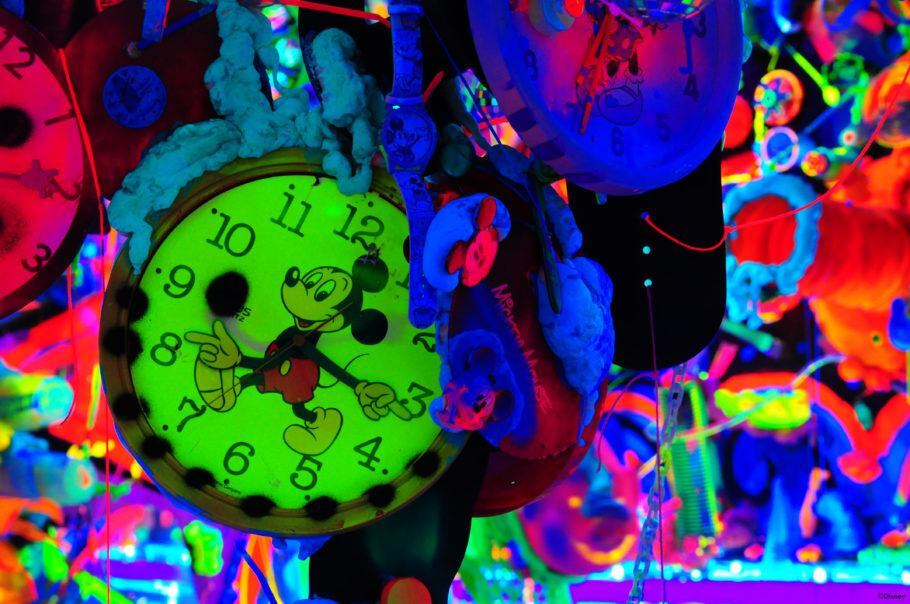 Exposição terá efeitos surrealistas inspirados no icônico relógio do Mickey Mouse