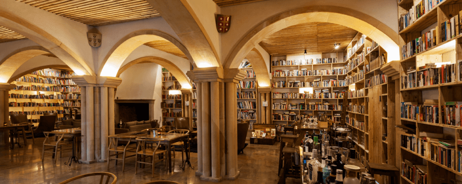 Restaurante do The Literary Man Hotel, hotel temático com um acervo de 40 mil livros