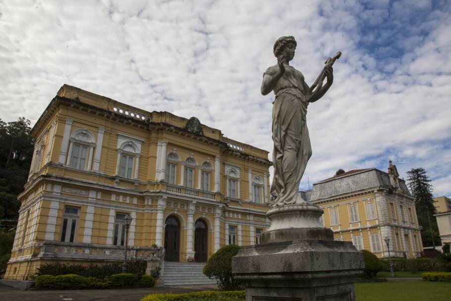 O Palácio Rio Negro foi construído em estilo eclético em 1889 por encomenda do produtor de café Manoel Gomes de Carvalho, o Barão de Rio Negro, que ocupou a propriedade até 1894