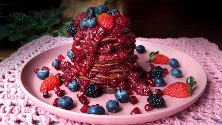 Torre rosa de panquecas veganas com geleia de chia e frutas vermelhas