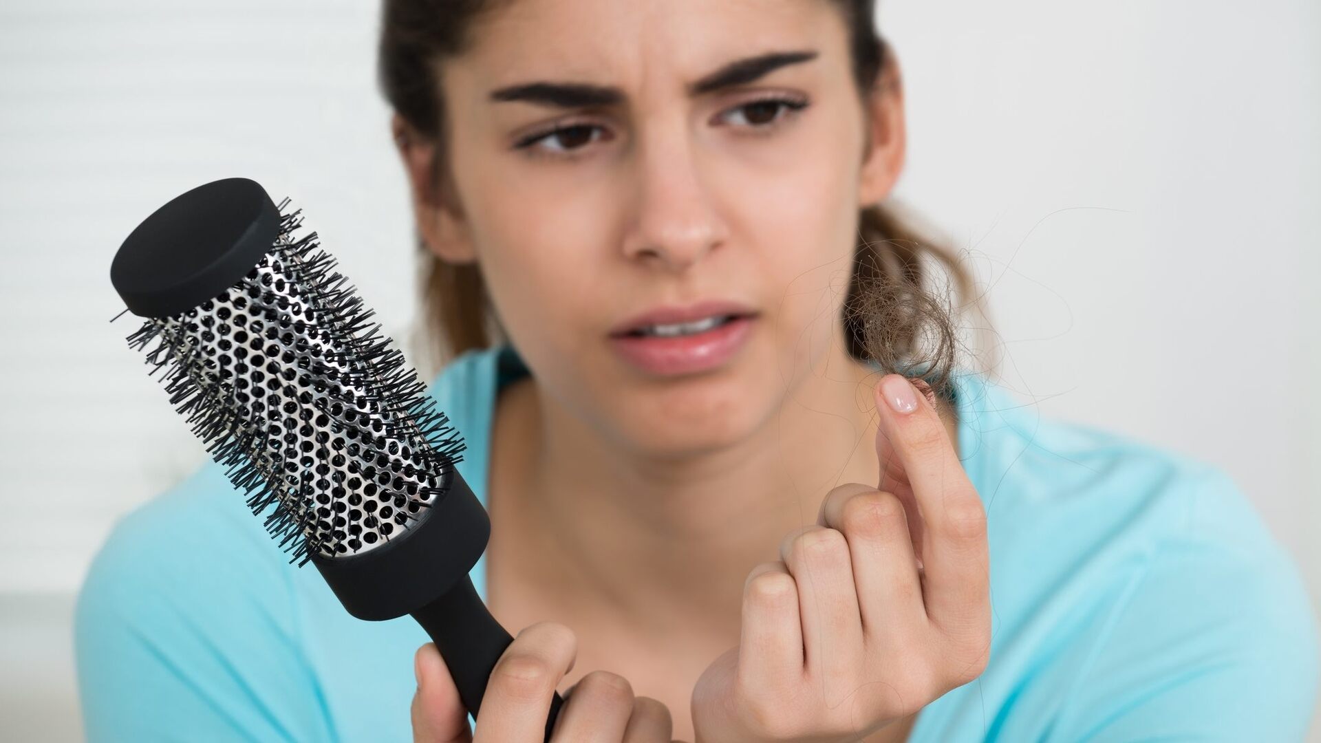 Manter o cabelo preso por muito tempo e da mesma maneira estimula a quebra e queda dos fios