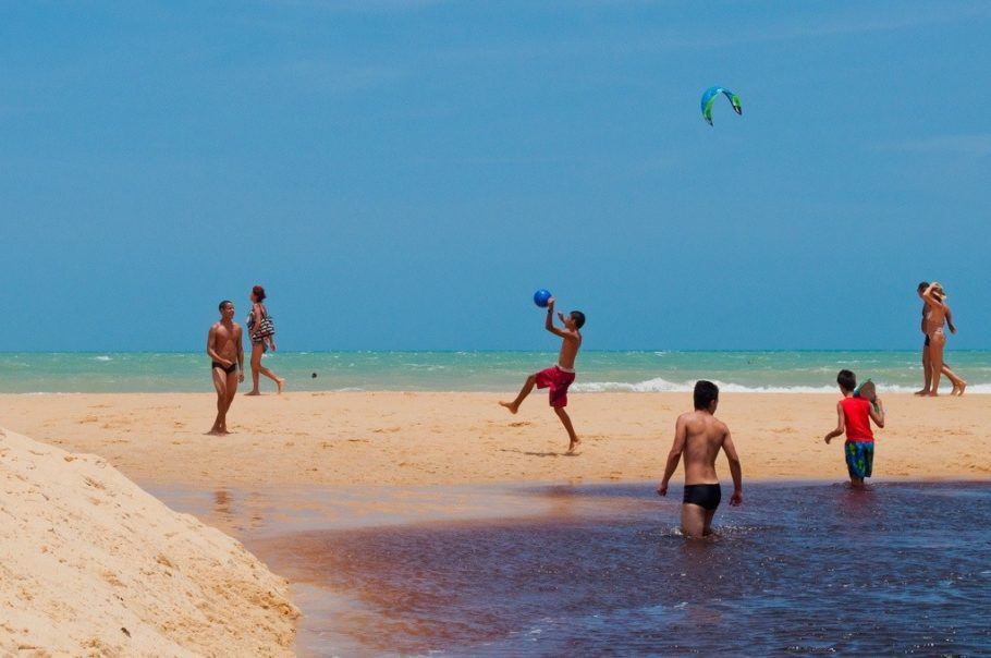 Turistas e moradores na praia da Barra do Rio Trancoso