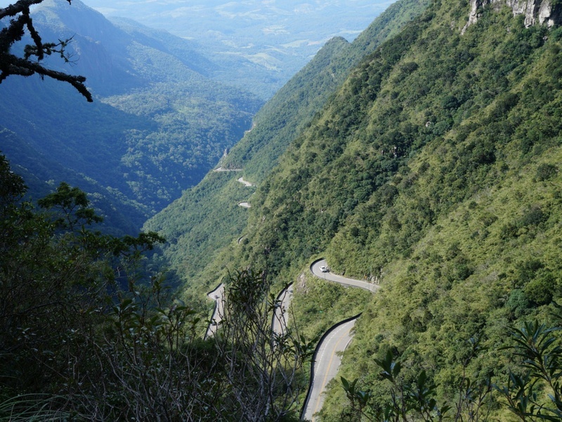 São 15 quilômetros de curvas sinuosas na estrada da serra catarinense