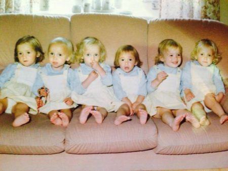 As seis gêmeas nos primeiros anos de vida