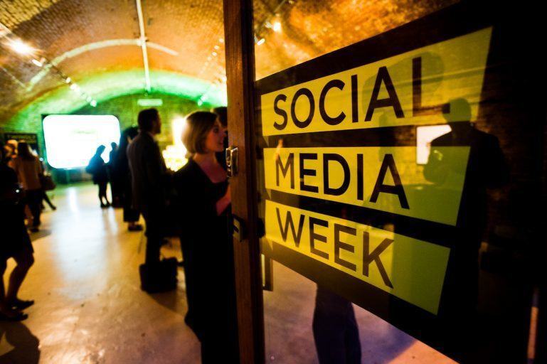 Com a finalidade de compartilhar inovações e mediar discussões sobre como os impactos das mídias sociais e tecnologia nos negócios, sociedade e cultura mundial, a Social Media Week trabalha por meio de conferência mundial e plataforma de notícias