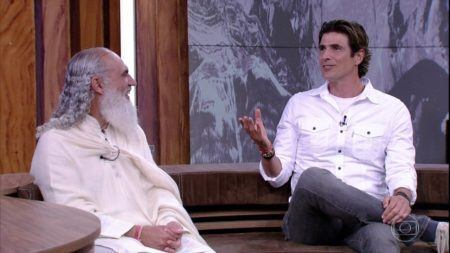 O guru espiritual Sri Prem Baba com Reynaldo Gianecchini no “Conversa com Bial”, da Globo