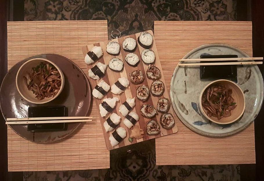 No dia dessa foto, eu também fiz maki sushis (esses enroladinhos) recheados com coco verde e hot roll com shimeji