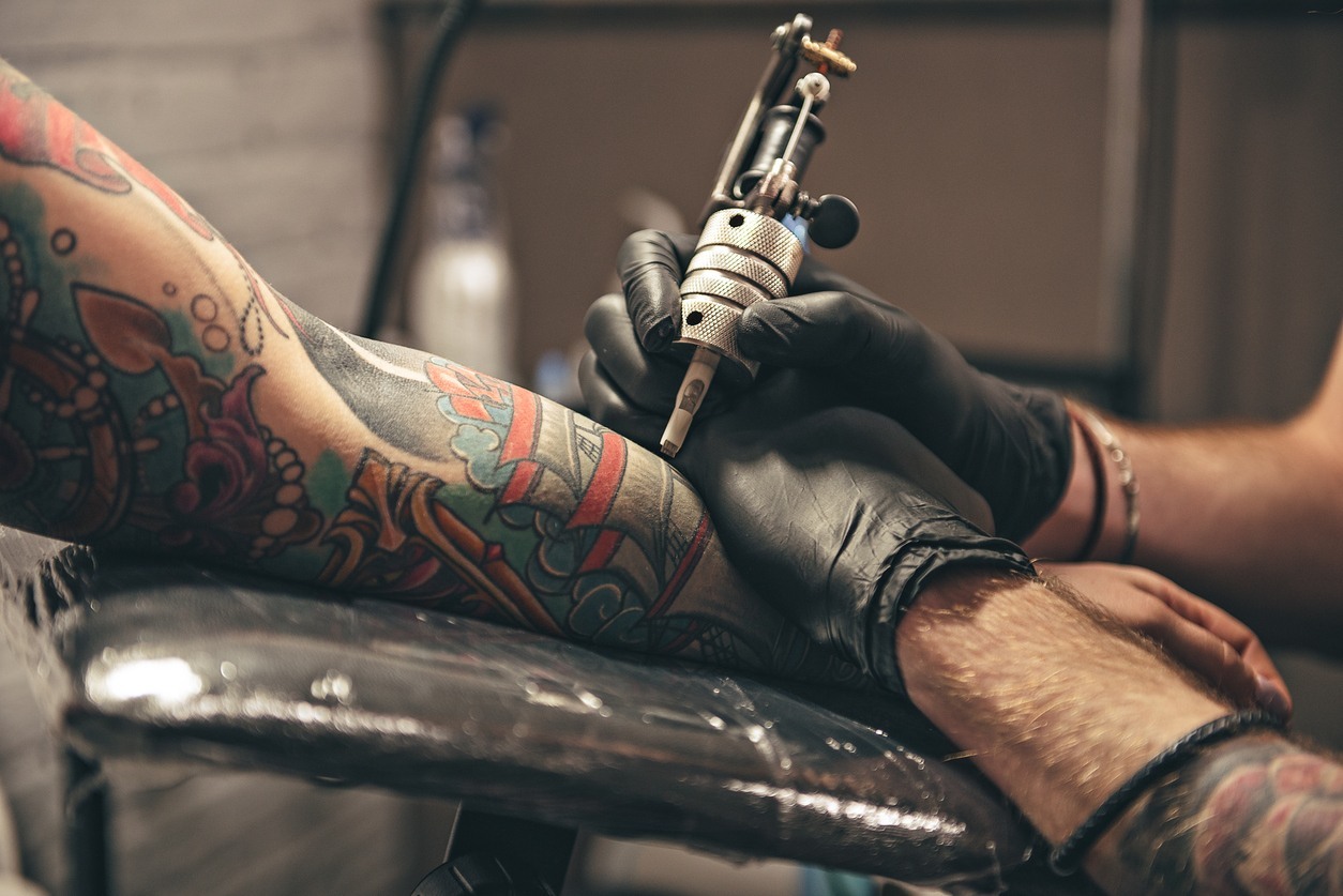 Há suspeitas que substâncias presentes nas tintas de tatuagens causam câncer