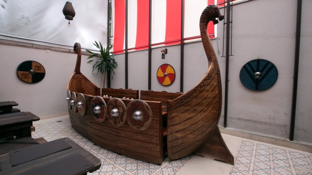 A mesa Drakkar imita um barco viking