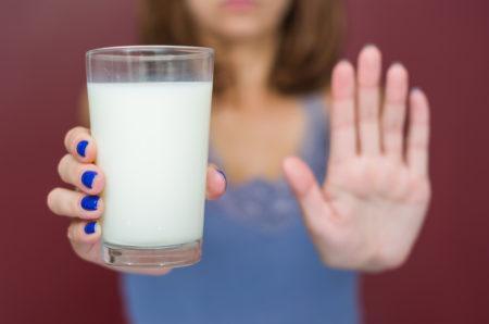 mulher segurando copo de leite