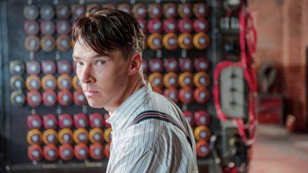 O jogo da imitação conta a vida do brilhante matemático britânico Alan Turing que é homossexual