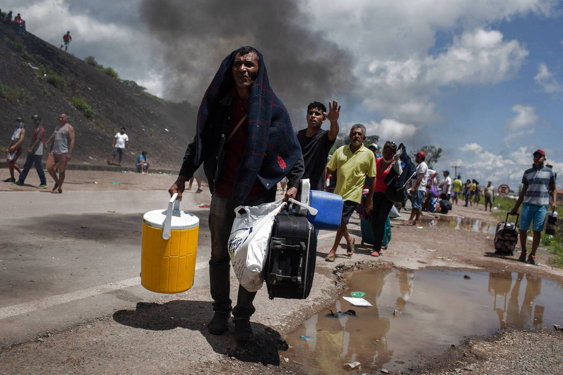 Depois dos ataques, cerca de 1,2 mil venezuelanos cruzaram de volta a fronteira do país com o Brasil