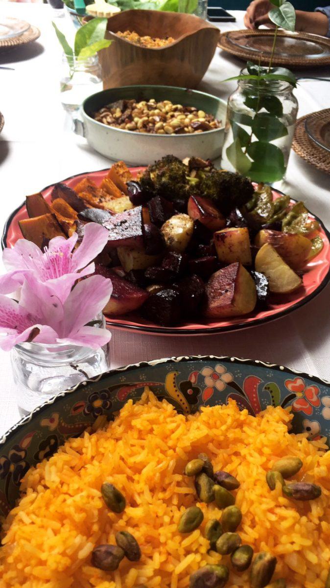 Almoço vegano: vegetais assados e arroz laranja