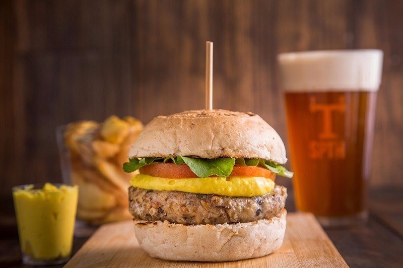 Em parceria com agencia de turismo e experiências vegana, cervejaria aumenta o cardápio vegano às quintas-feiras!