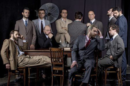 “12 Homens e uma Sentença” é uma adaptação teatral do conhecido filme de Sidney Lumet