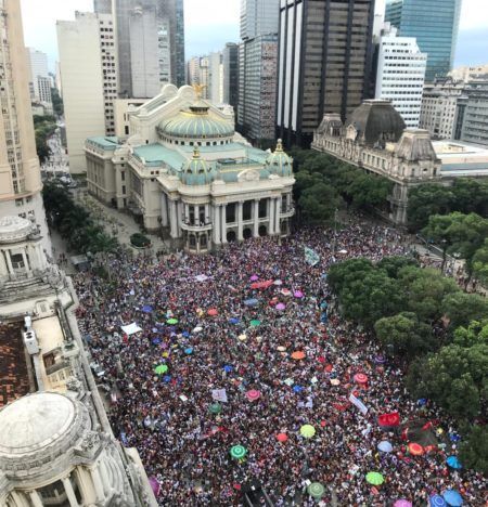 Manifestantes lotam a Cinelândia no Rio contra Bolsonaro