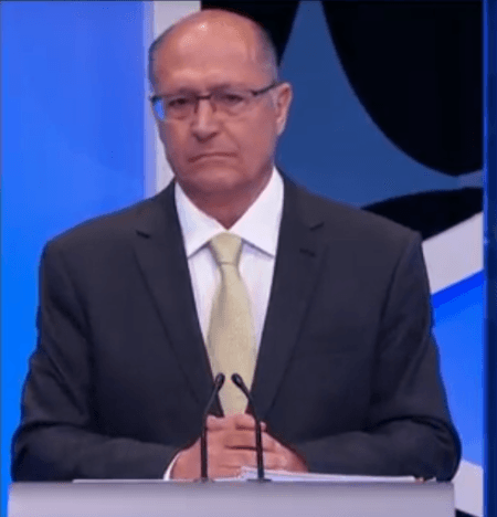 Geraldo Alckmin usa gravata com cor de chuchu e web não perdoa